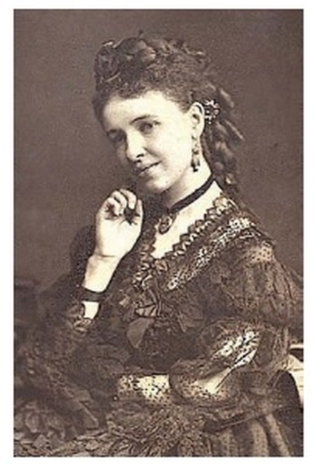 victorian lady with jewelry