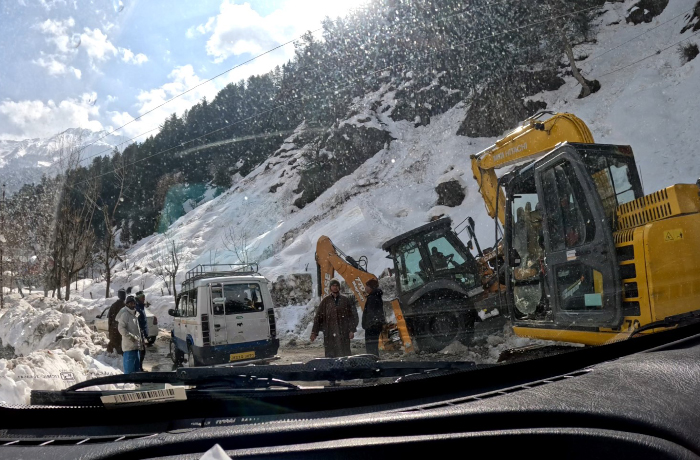 dumpers clearing snow sonmarg